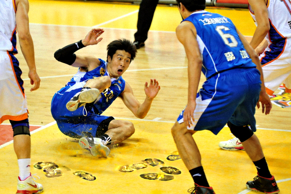 篮球比赛中球员鞋带松开导致滑稽摔倒瞬间