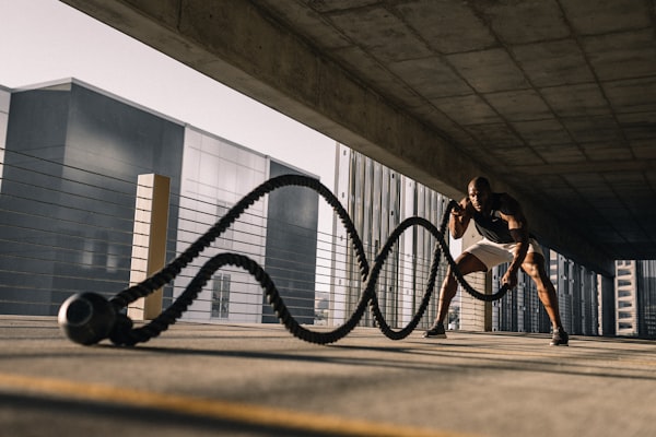 足球运动员在场上做出搞笑庆祝动作 - 模仿蜘蛛侠